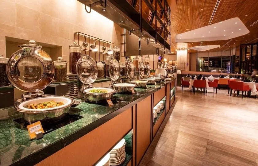 An impressive Da Nang seafood buffet spread at The Square